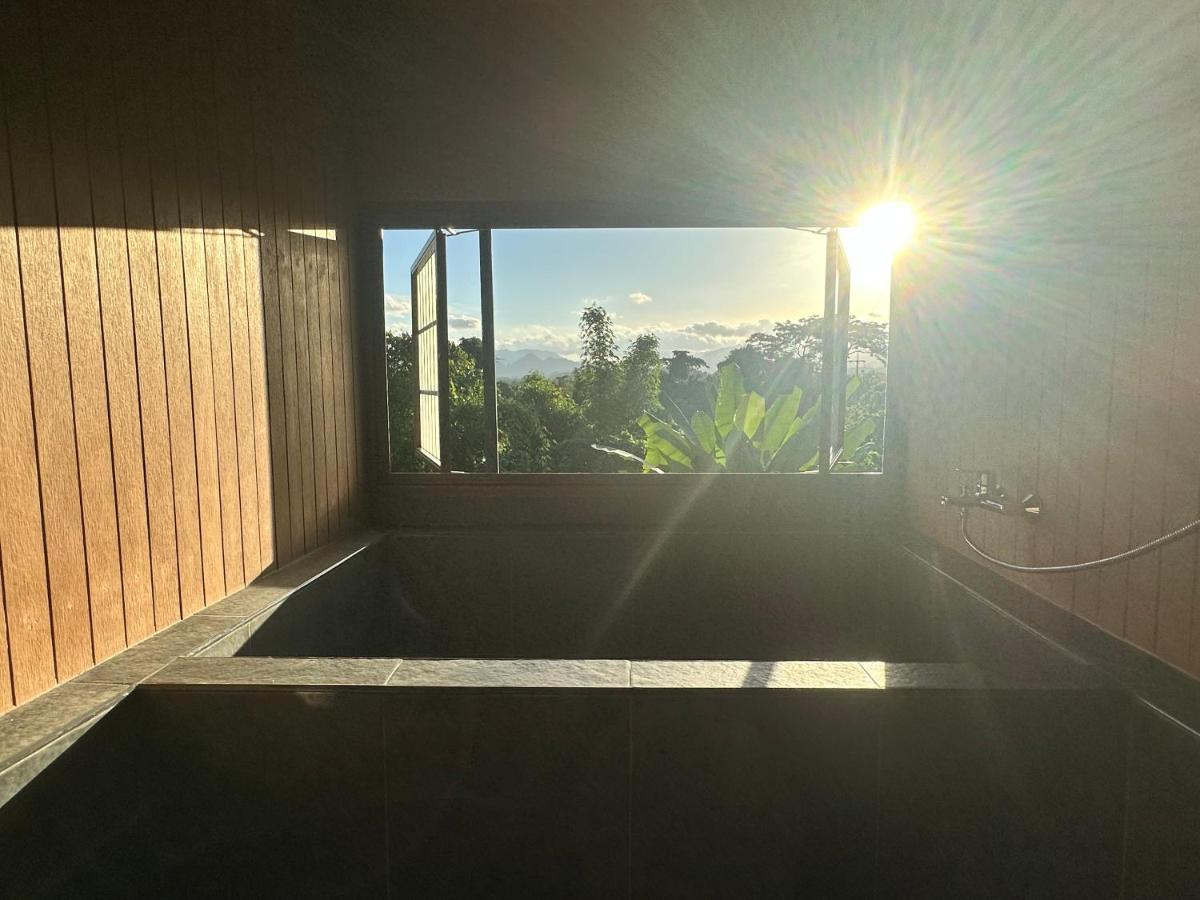 מלון Khao Sok National Park Tanoshi Glamping In Khao Sok מראה חיצוני תמונה