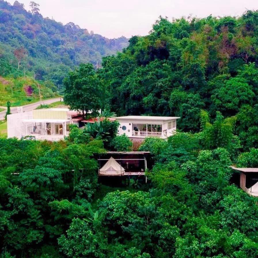 מלון Khao Sok National Park Tanoshi Glamping In Khao Sok מראה חיצוני תמונה